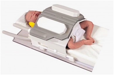 MR Diagnostik Inkubator Systems nomag® IC ADVANCED mit Baby vor dem MRT - ©LMT