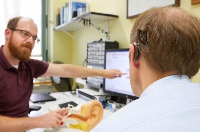 Patient mit Cochlea Implantat bei der Nachsorge im UKR - ©UKR/Johannes Beutler