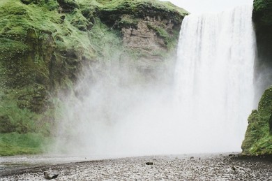 Wasserfall mit Gischt auf Island - ©Pixabay