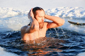 Eisbaden: Hype oder gesundheitsfördernde Wirkung? - ©Mamziolzi by Depositphotos