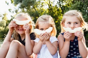 Da macht das Essen doppelt Spaß: Melonen lassen sich in lustige Formen schneiden und man kann sich sogar dahinter verstecken ;-) - ©Juice Plus+